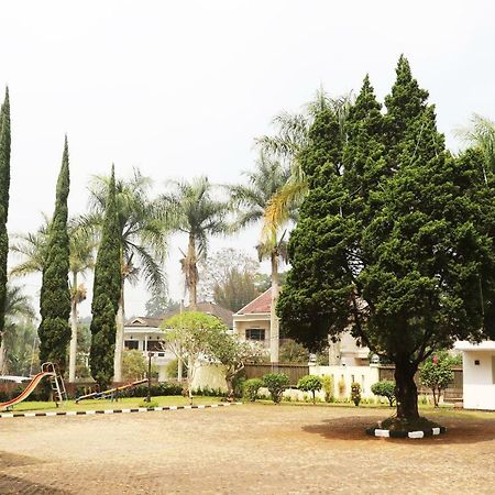 Puri Bernadi Guest House Lembang Dış mekan fotoğraf